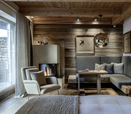 Eine Suite mit Sitzecke im Wellnesshotel DAS.GOLDBERG