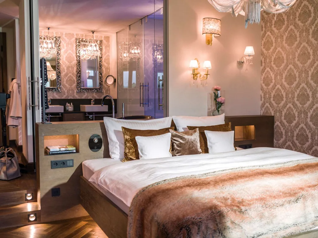 Ein Bett in einem Zimmer des Wellnesshotel Das König Ludwig