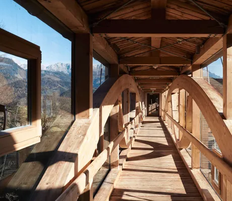 Brücke, die die verschiedenen Gebäude des Wellnesshotels Forsthofalm verbindet