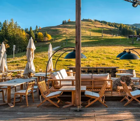 Blick von der Terrasse auf die Wiese vor dem Hotel