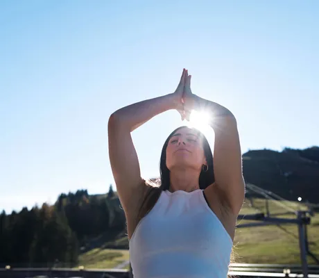 Eine Frau macht draußen Yoga