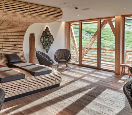 Ruheraum mit verschiedenen Sitz- und Liegemöglichkeiten im Wellnesshotel HUBERTUS Mountain Refugio Allgäu
