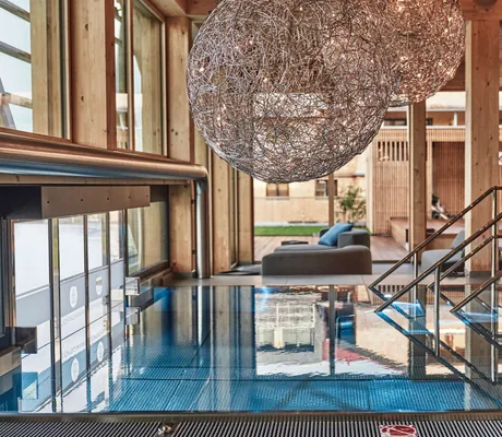 Pool im Innenbereich des Wellnesshotel HUBERTUS Mountain Refugio Allgäu