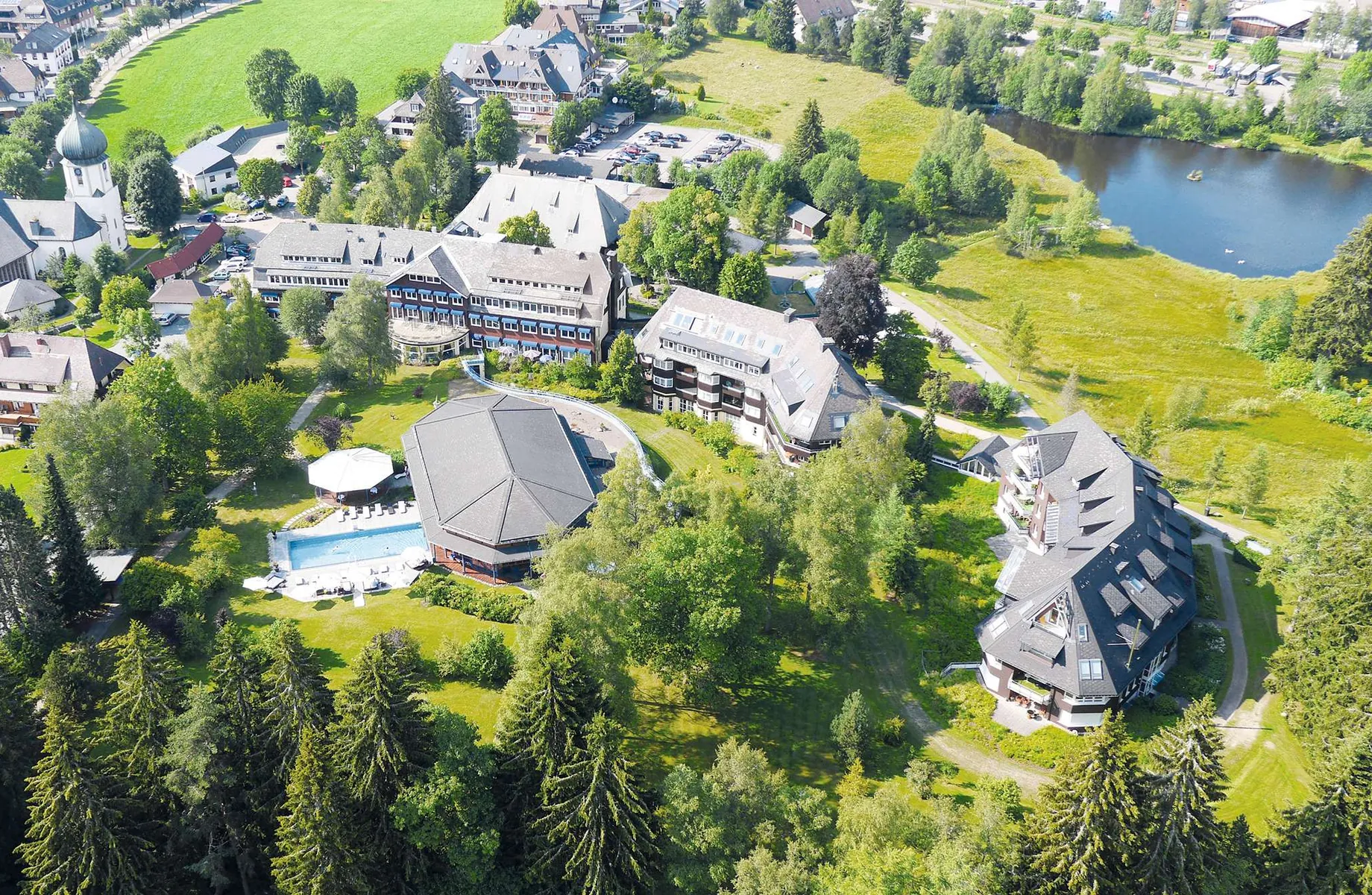 Außenaufnahme mit Outdoorpool und Titisee im Parkhotel Adler