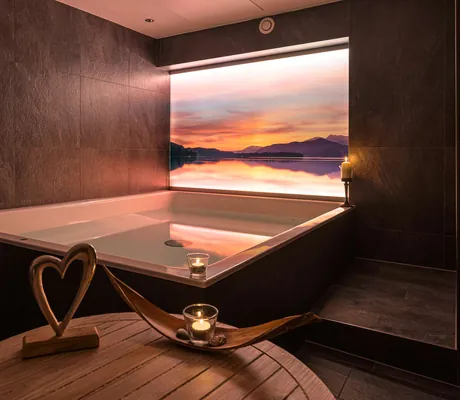 Paarwanne vor leuchtendem Bild im Spa