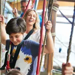 Familie im Hochseilgarten Weisssenhäuser Strand
