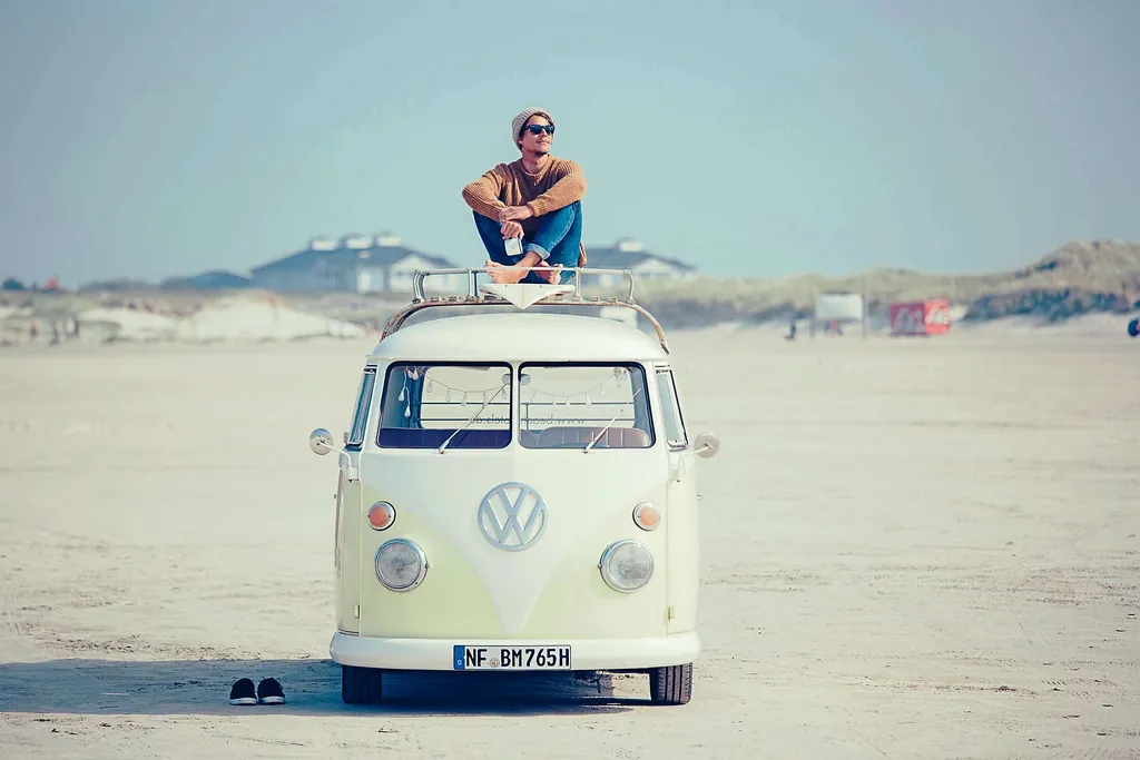 Mann sitzt auf einem Wohnwagen_Beach_Motel_St_Peter_Ording