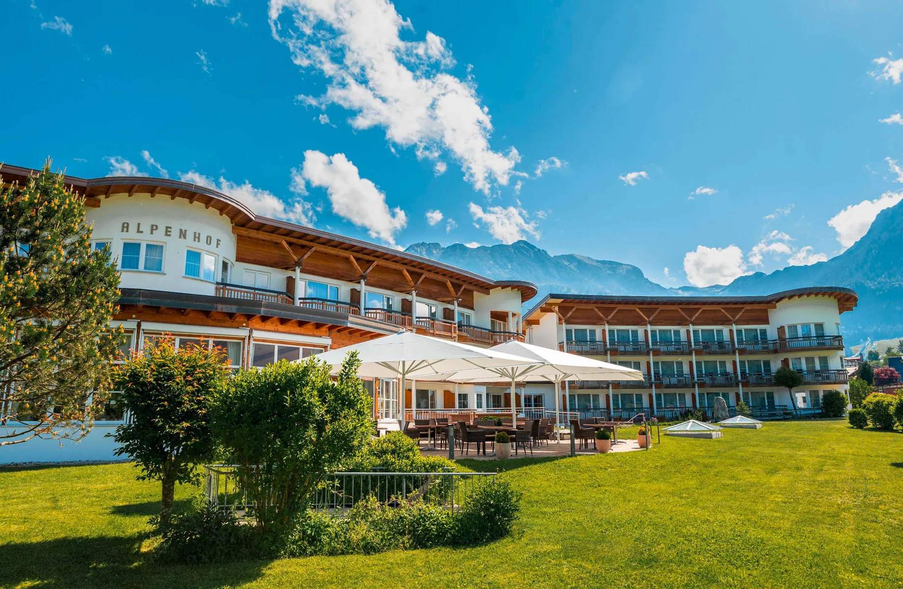 Außenansicht im Sommer_Best Western Alpenhof