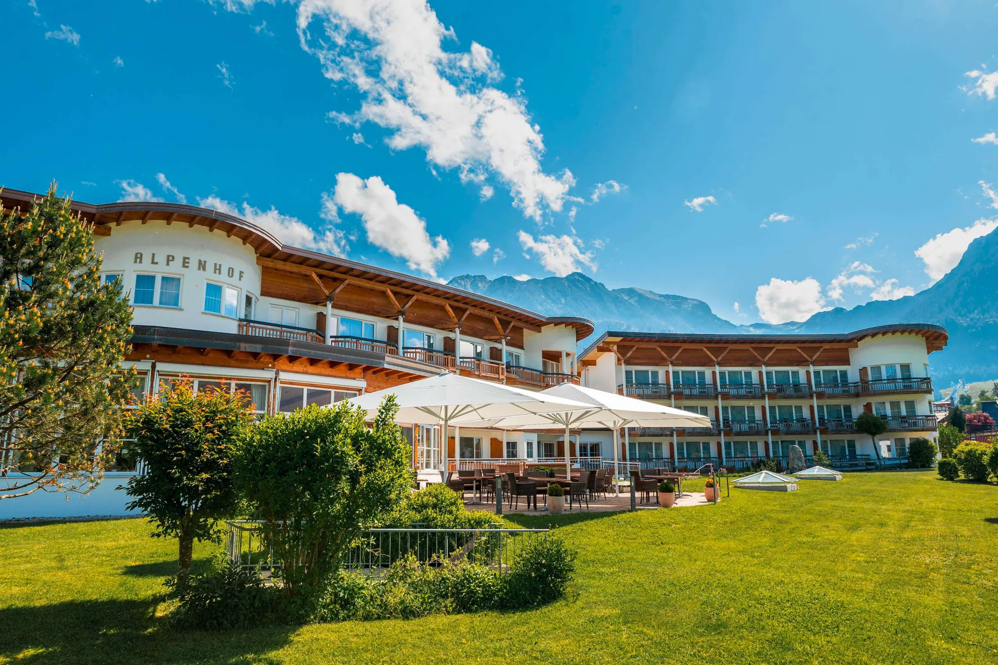 Außenansicht im Sommer_Best Western Alpenhof