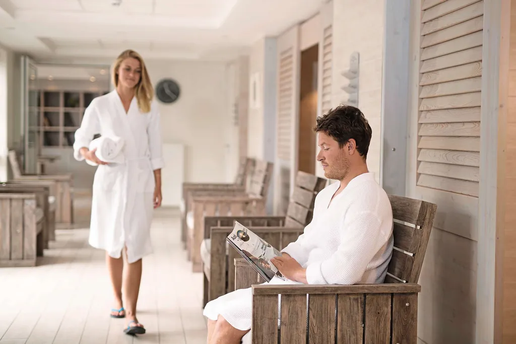 Ein Pärchen in Badebäntel vor einer Sauna_Beach_Motel_St_Peter_Ording