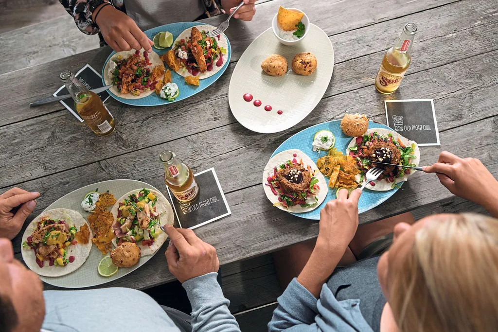 Drei Leute Frühstücken_Beach_Motel_St_Peter_Ording