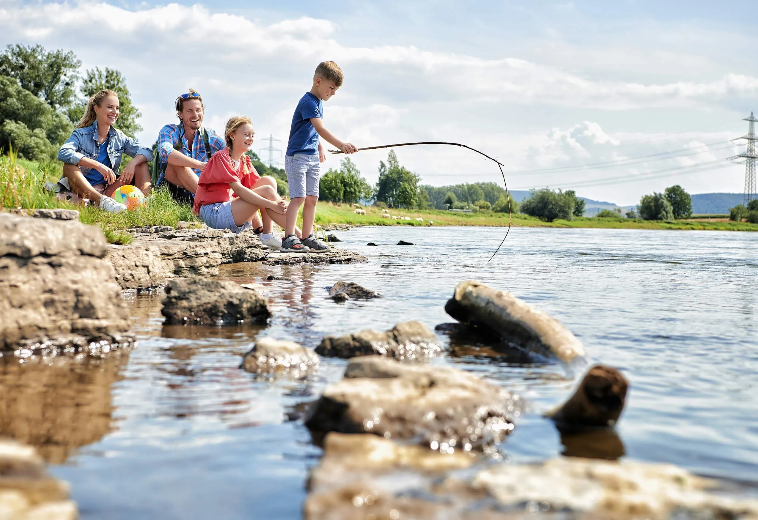 Eltern und Kinder beim Angeln