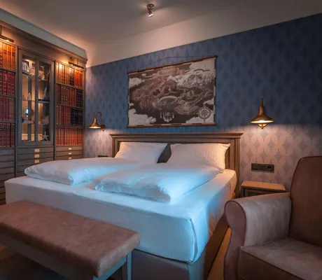 Doppelbett_im_Themenzimmer_Kronasar_Rust