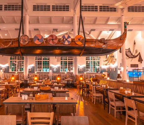 Boot_im_Restaurant_Kronasar_Rust