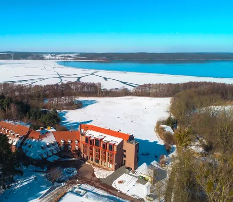 Luftaufnahme des Sporthotels Bornmühle in verschneiter Kulisse