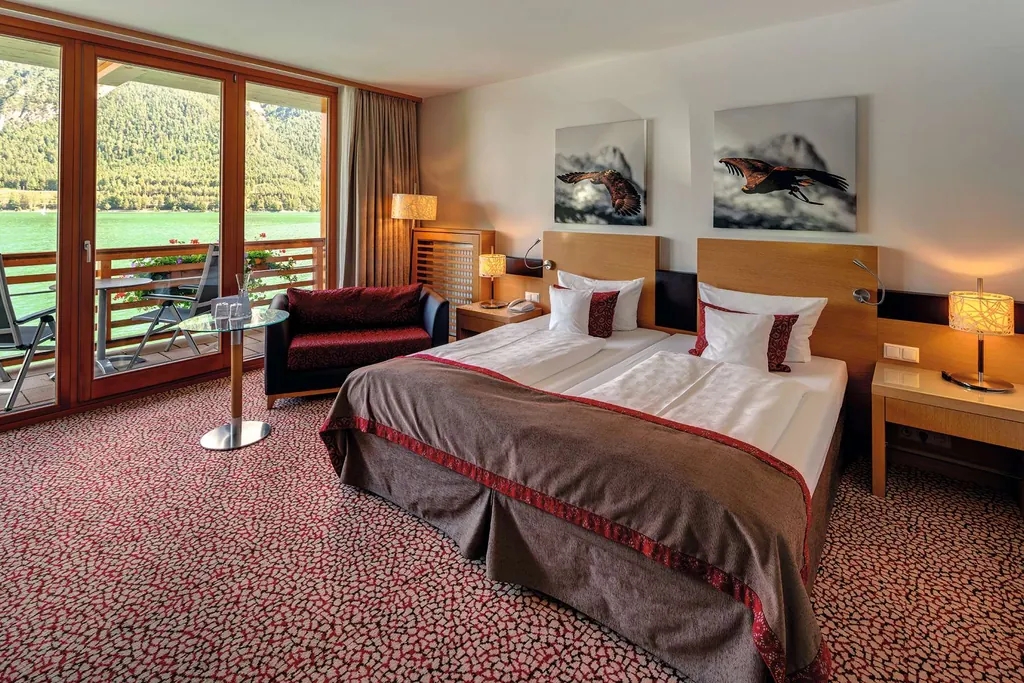 Blick in Doppelbettzimmer_Travel_Charme_Fuersetenhaus_Am_Achensee_Pertisau