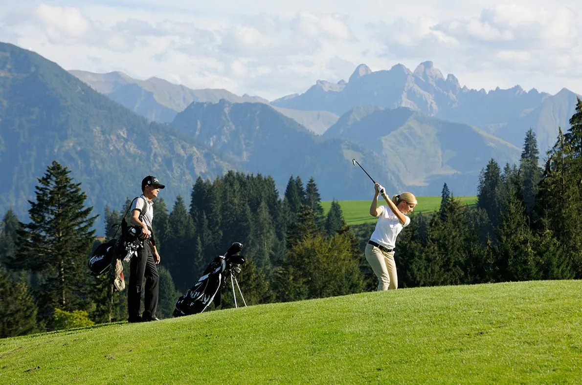 Pärchen beim Golfurlaub im Sommer vor den bayerischen Alpen_Sonnenalp_Resort_Ofterschwang