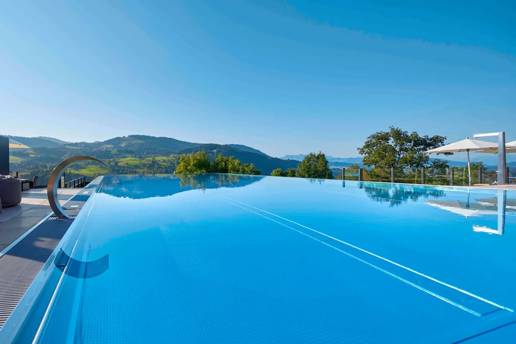 Hotelpool im Sommer mit Blick auf die Berge