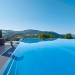 Hotelpool im Sommer mit Blick auf die Berge