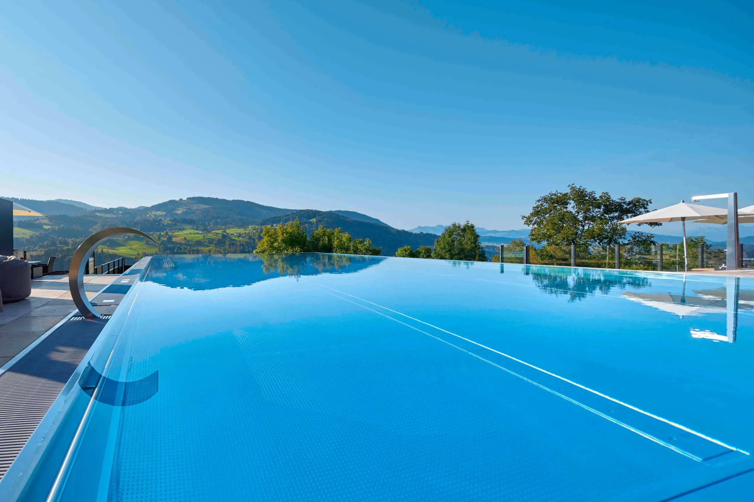 Hotelpool im Sommer mit Blick auf die Berge
