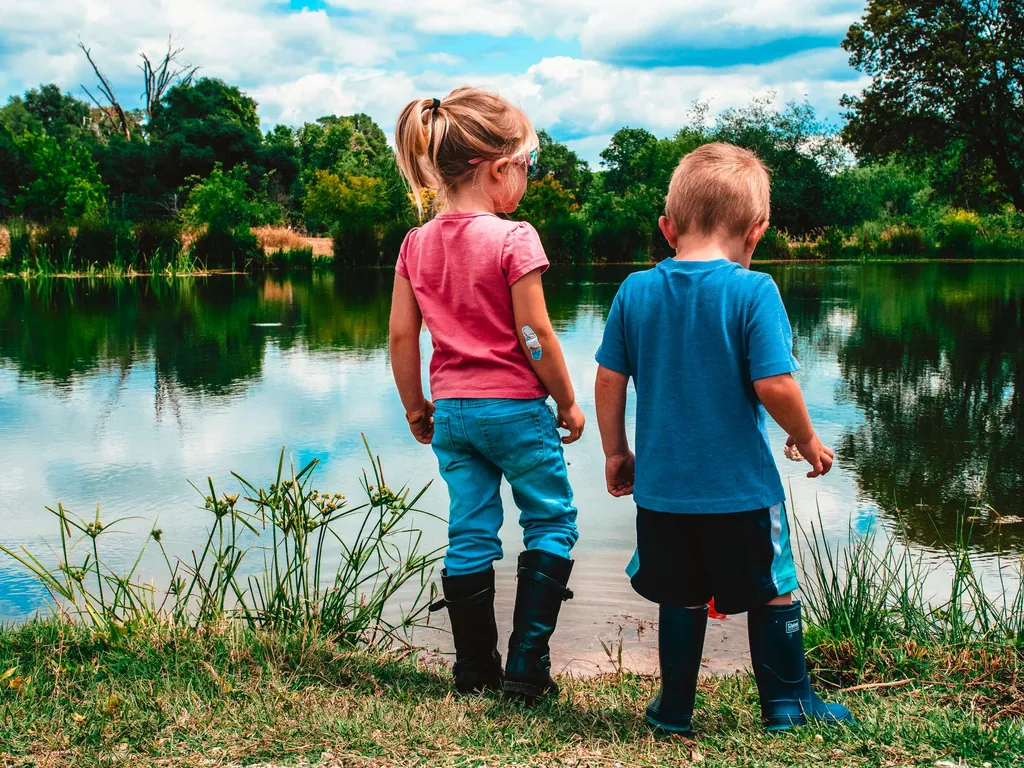 Reiseziele im Oktober Kinder am See