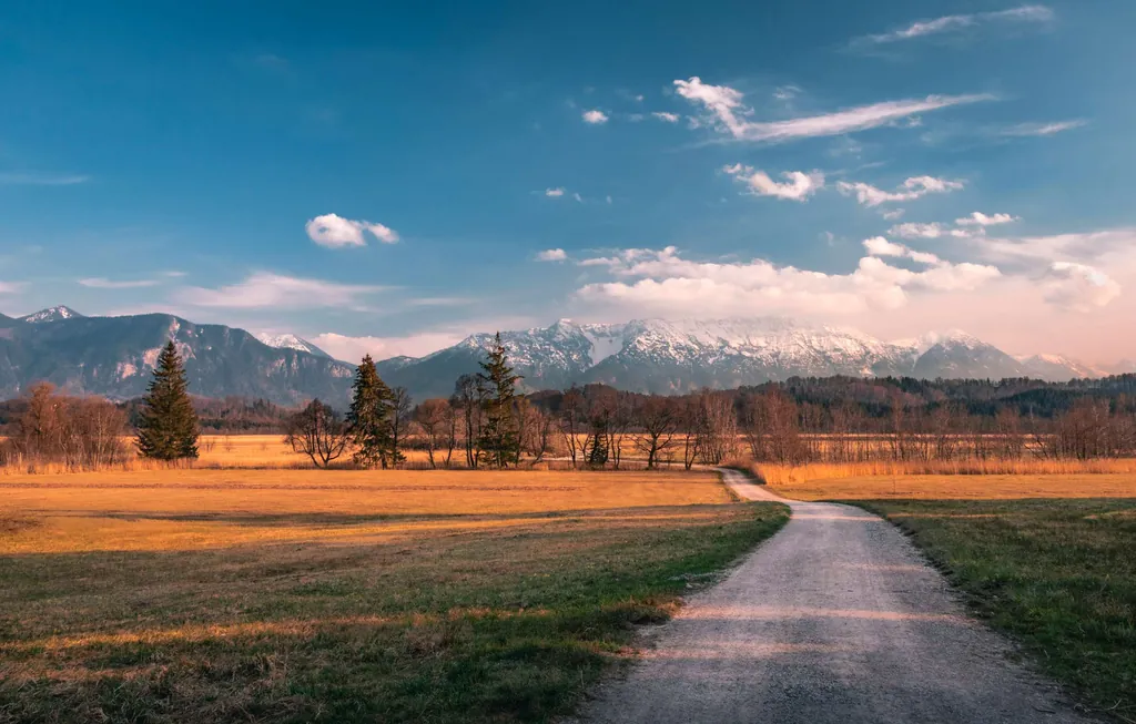 Reiseziele im Oktober Murnauer Moos Landschaft Berge Wald