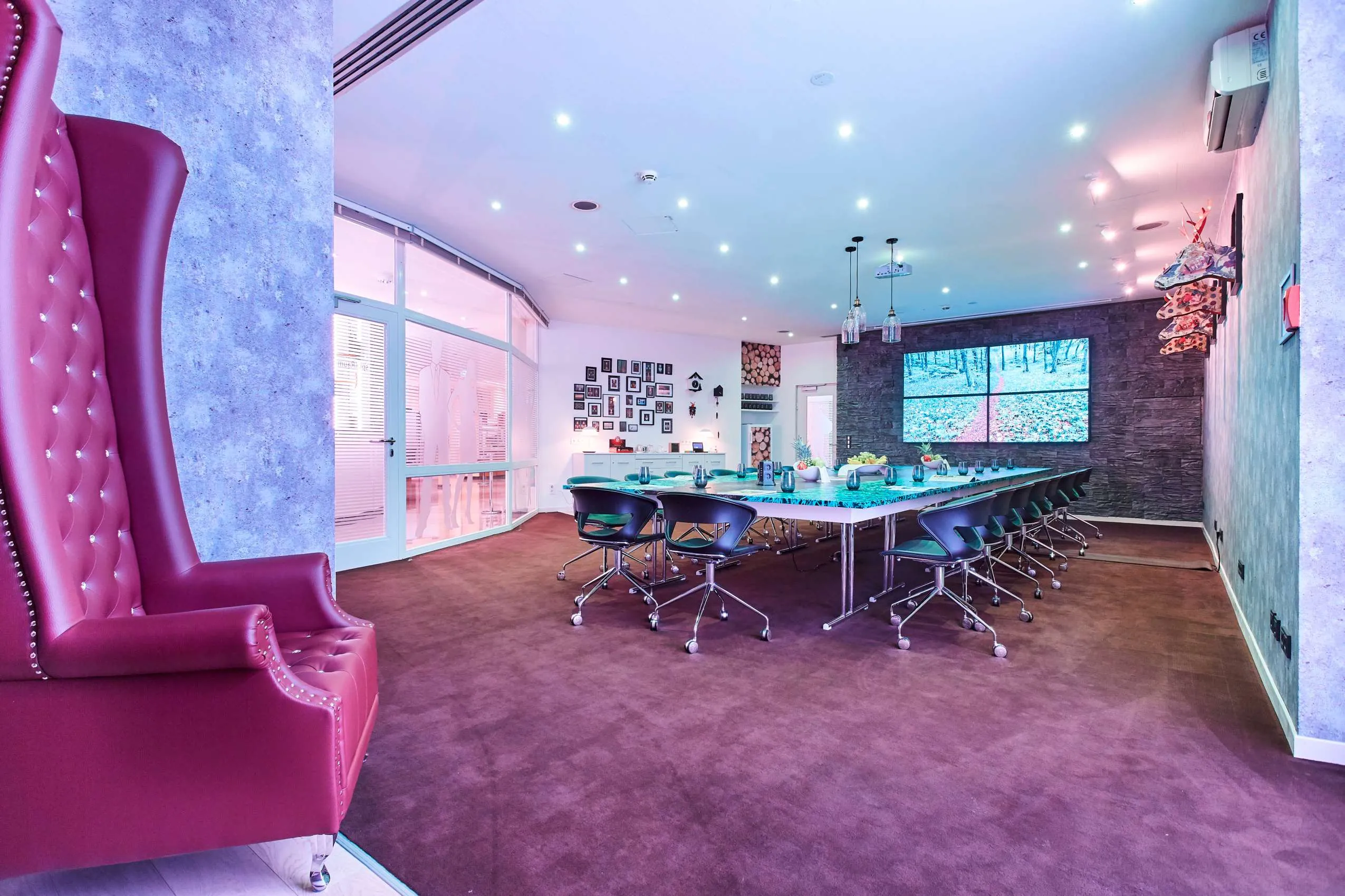 Tagungsraum mit Alexa als Sprachassistent