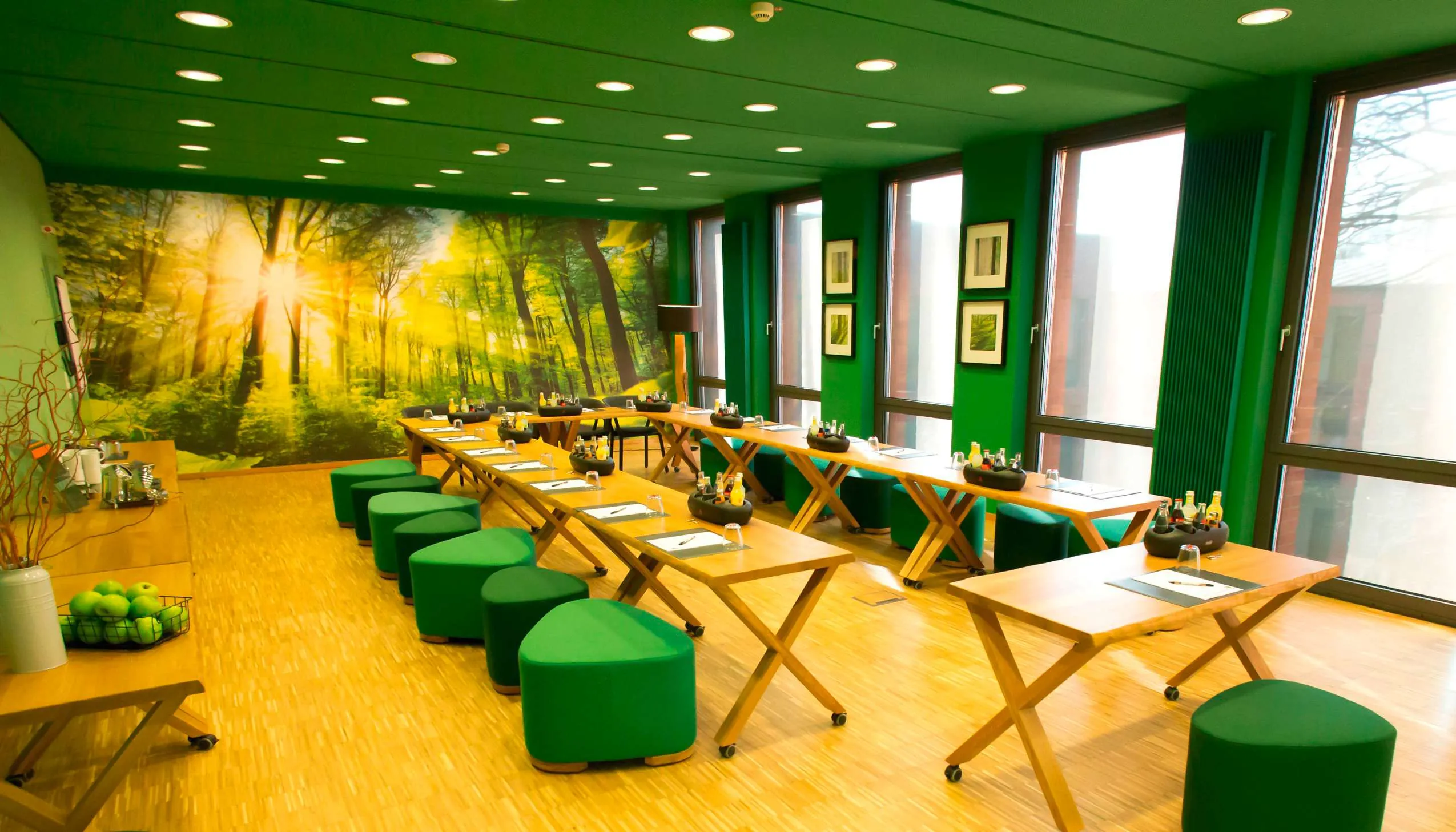 Tagungsraum "Wald" im Hotel Arcadeon mit gr&uuml;nen Elementen