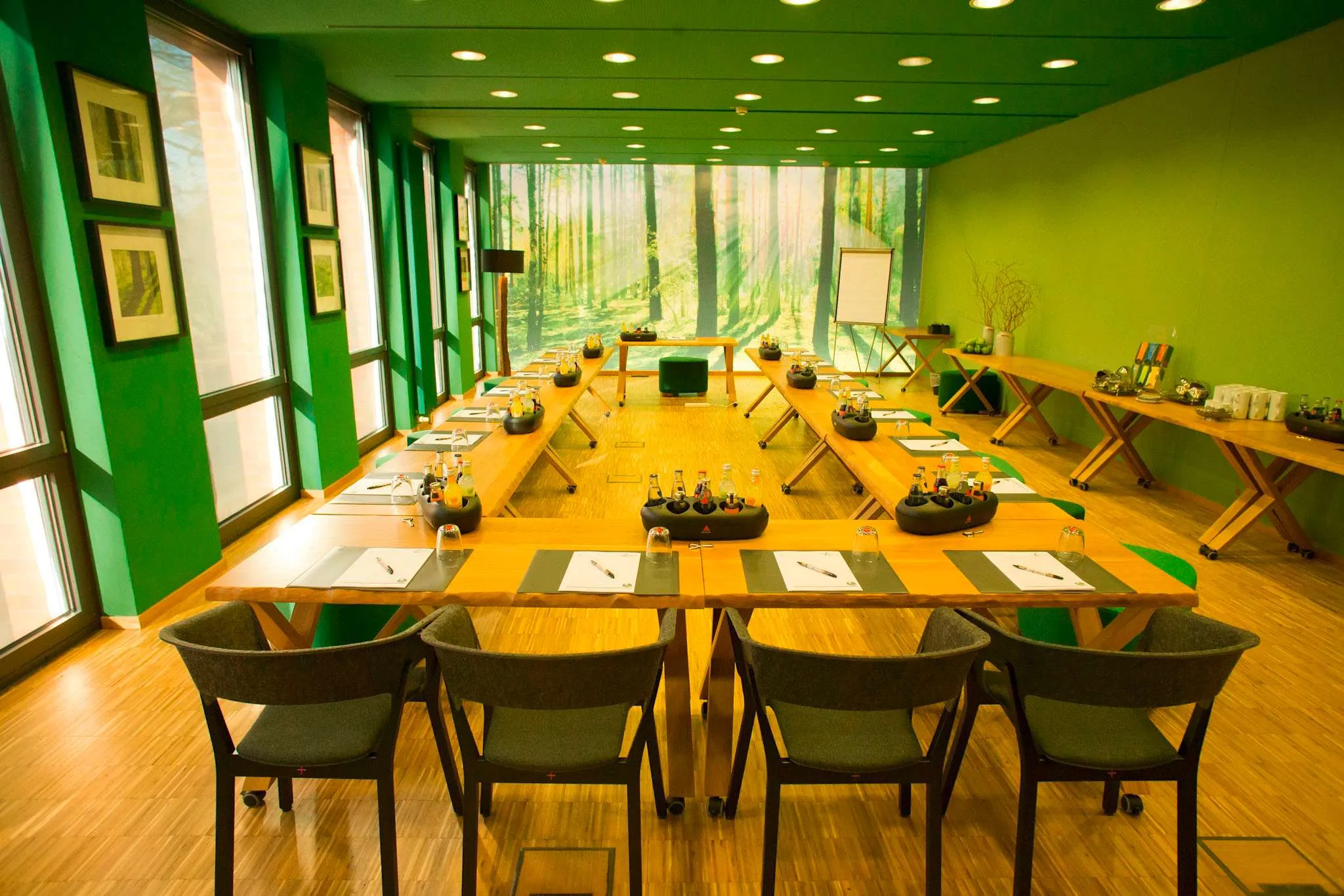 Blick auf hinterleuchtete Wandbespannungen