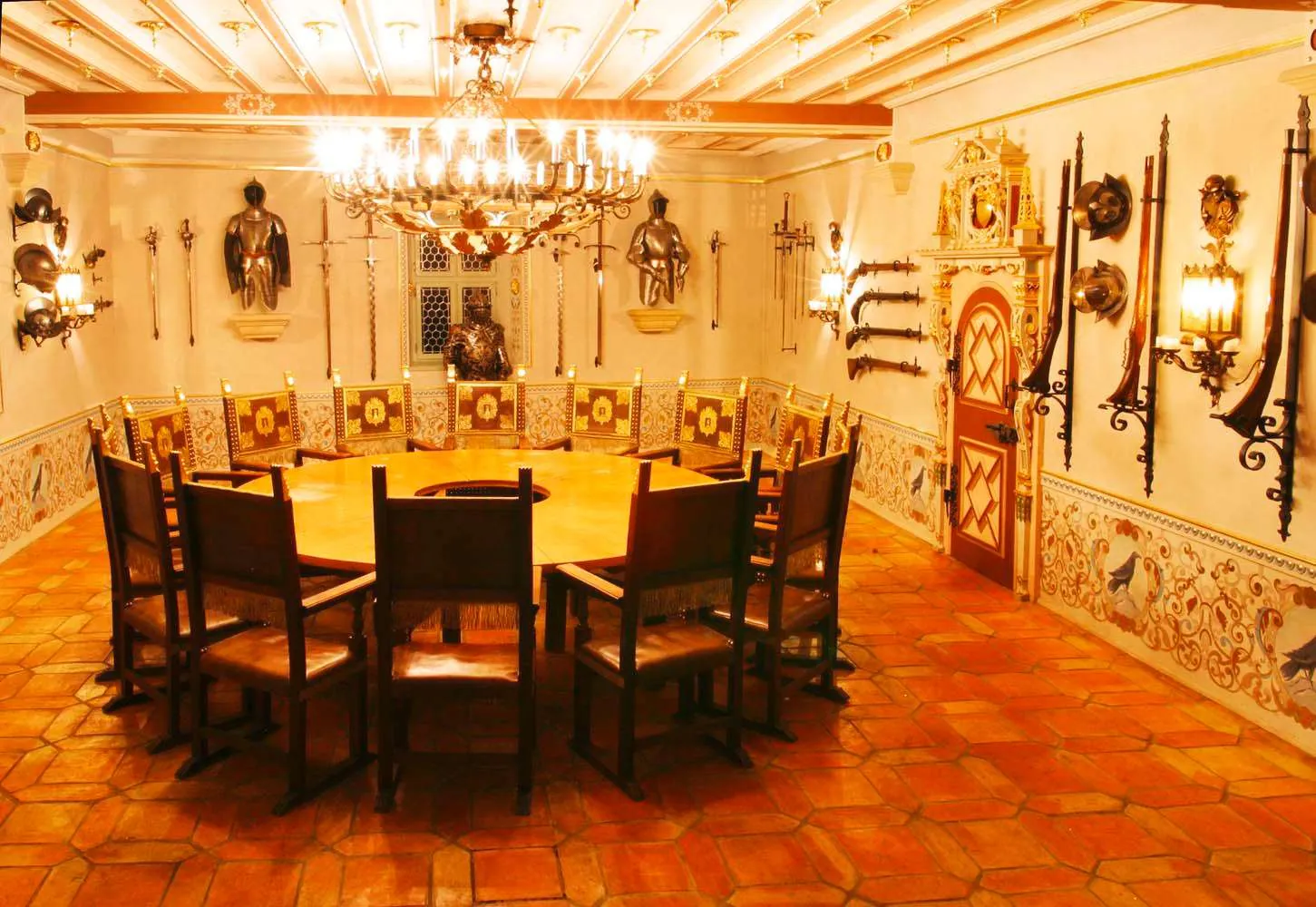 Historischer Tagungsraum mit R&uuml;stungen und Waffen an den W&auml;nden