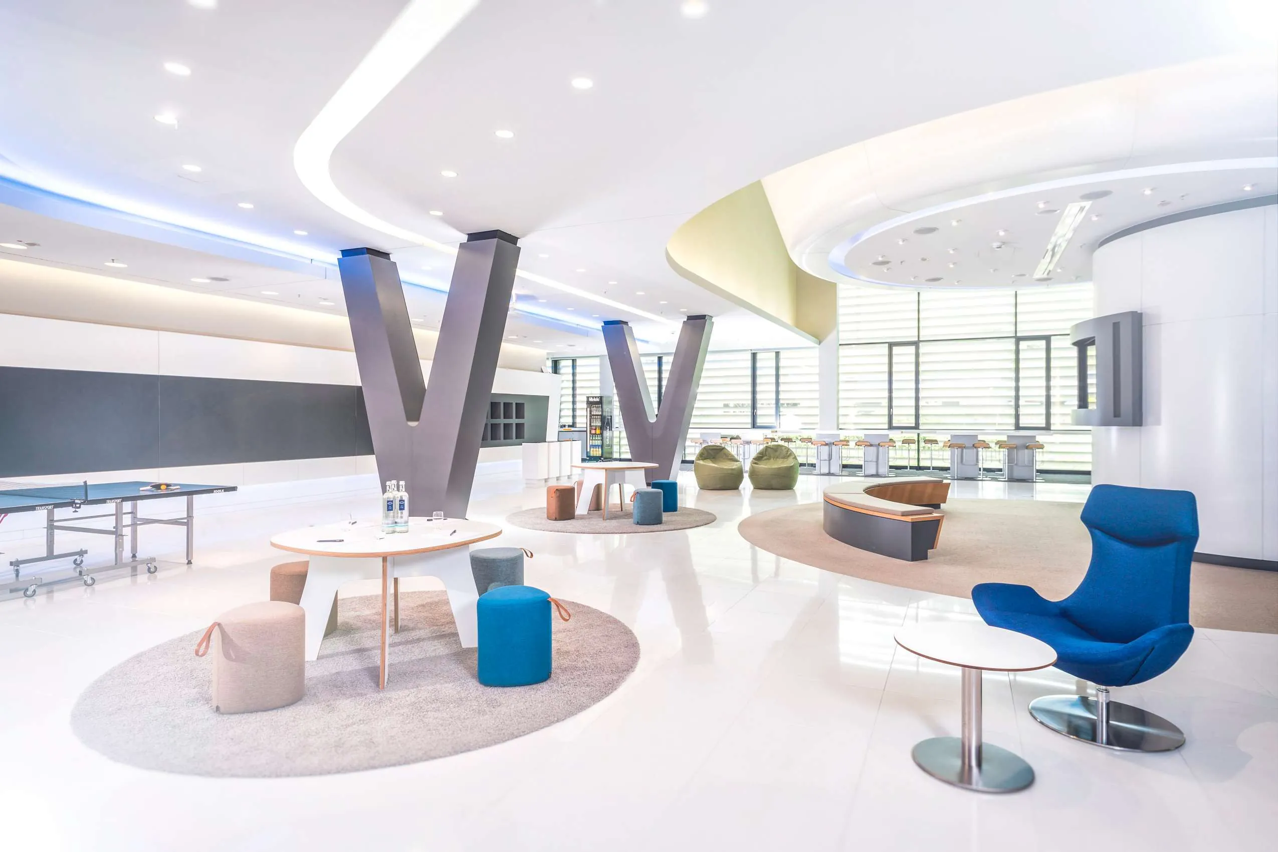 Tagungsraum mit typischen Flughafen-Elementen