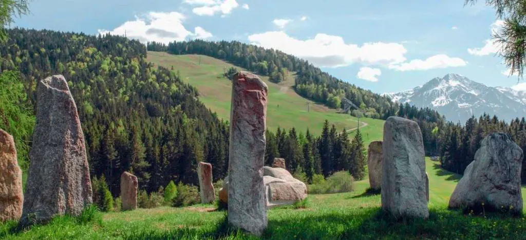 Blick auf den Steinkreis_Pfarrhuegel_Seefeld_Wandern mit Hund