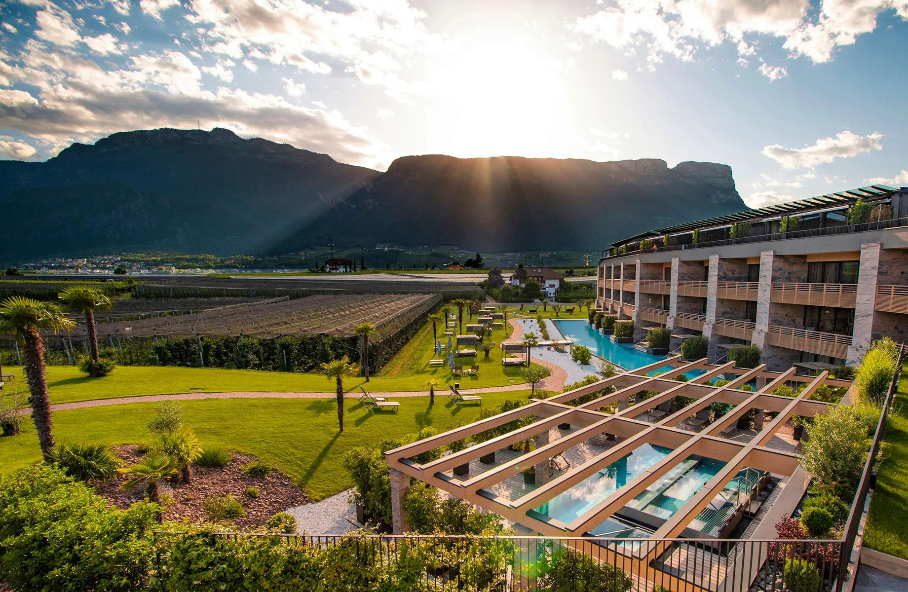 Weinegg_Luftaufnahme bei Abendstimmung