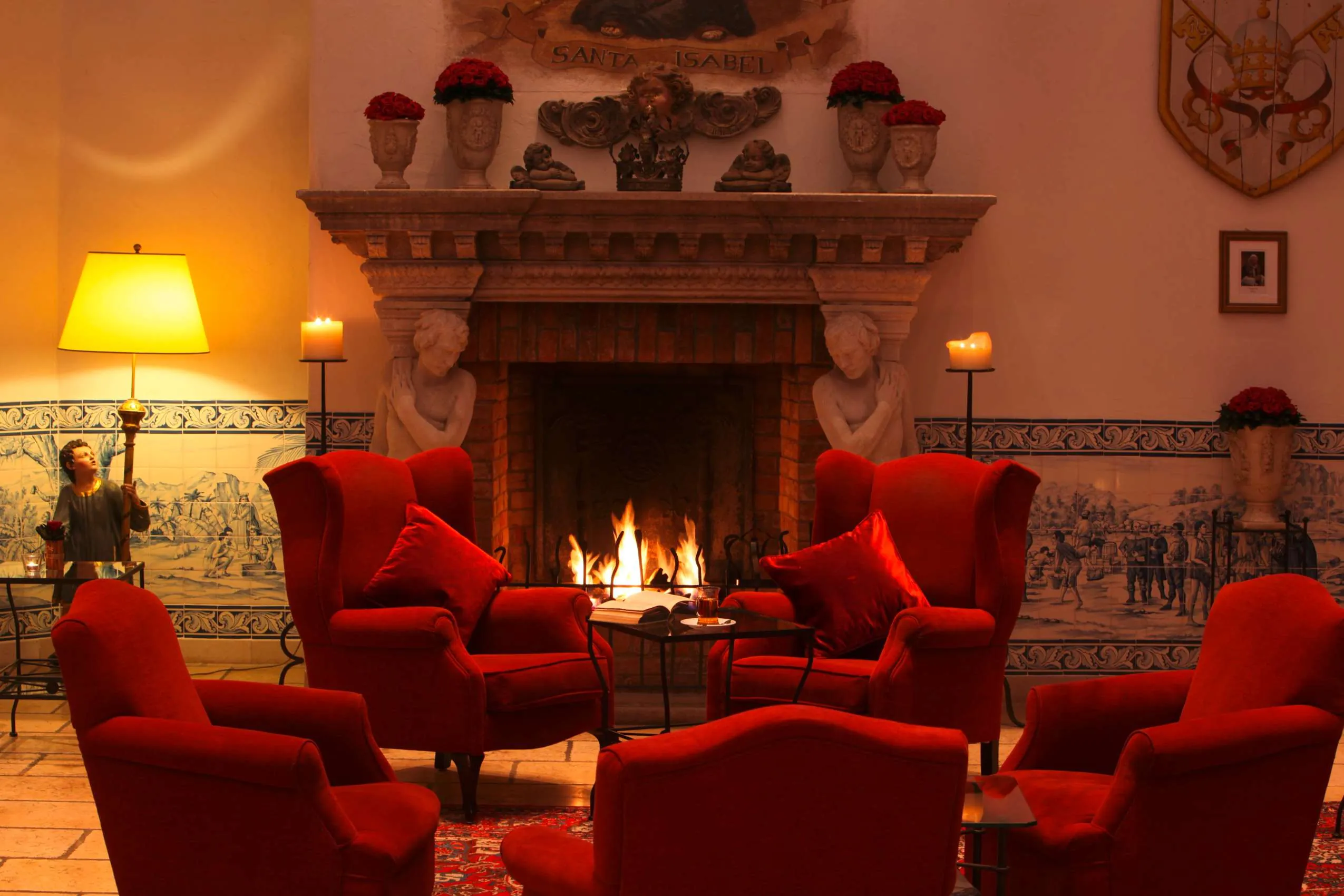 Rote Sessel vor dem Kamin im Santa Isabel