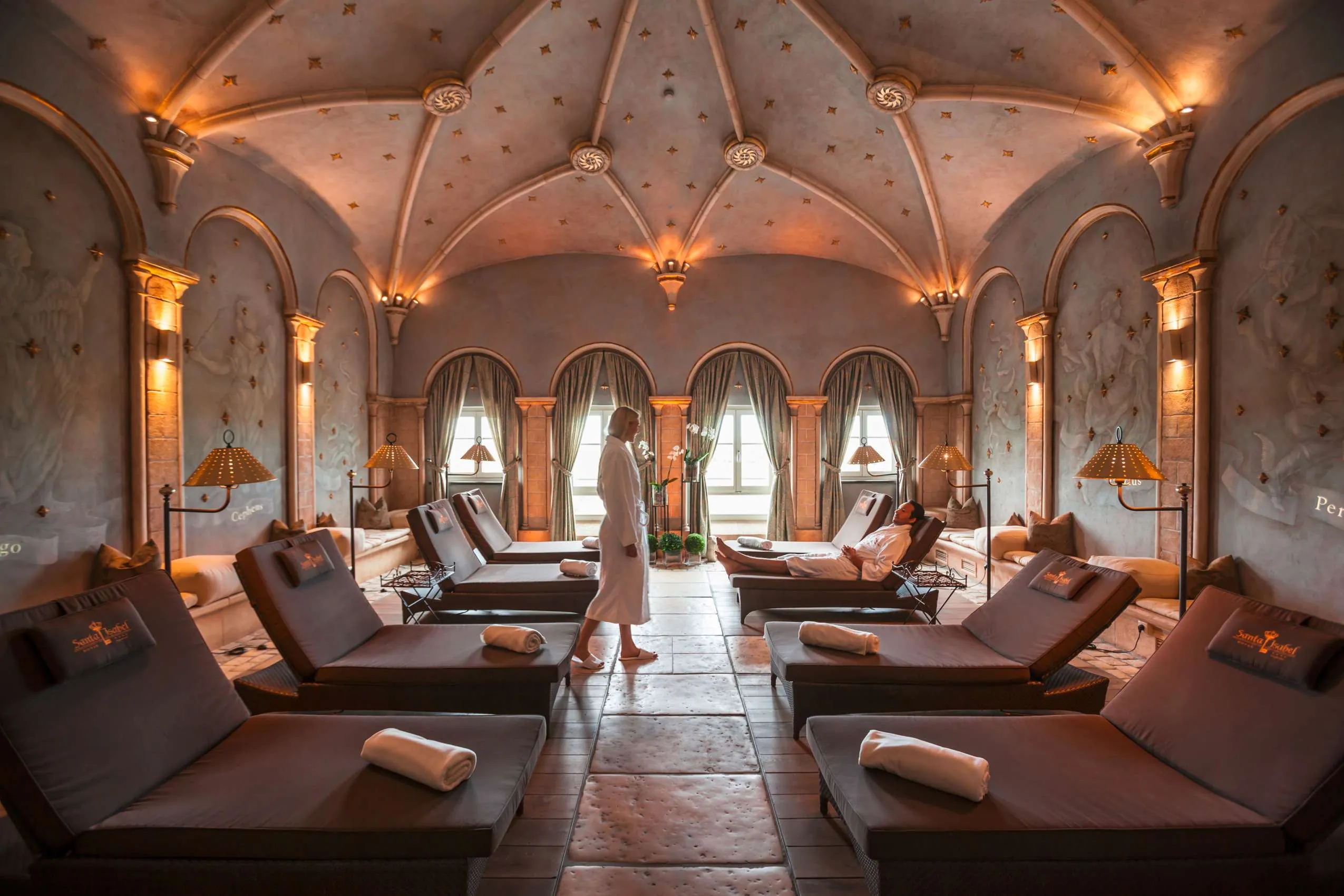 Ruheliegen unter goldener Kuppel im Santa Isabel