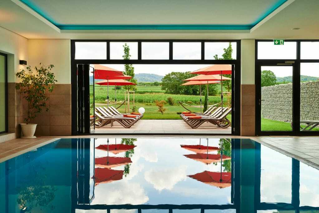 Blick_vom_Pool_auf_Außenliegen_Kreuzpost