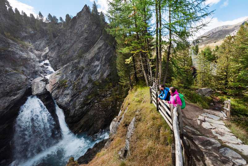 Wanderer mit Sicht auf Plimaschlucht