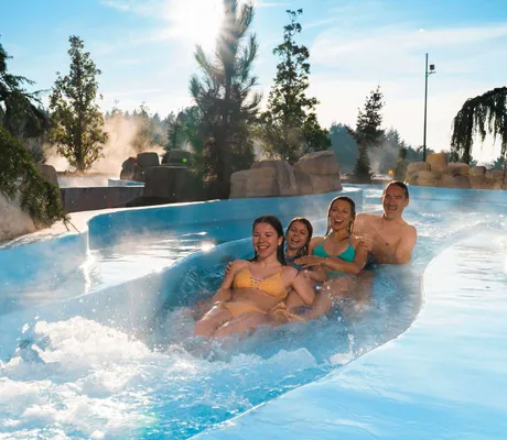 Familie rutscht auf Wildwasserrutsche