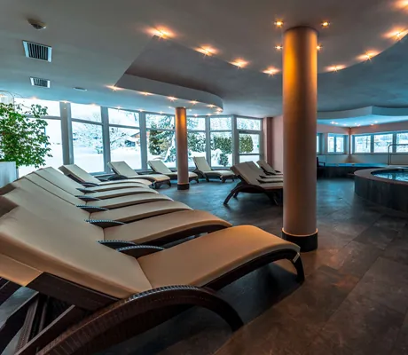 Spa-Bereich mit Pool und Liegen_HotelAlpin_Gossensass