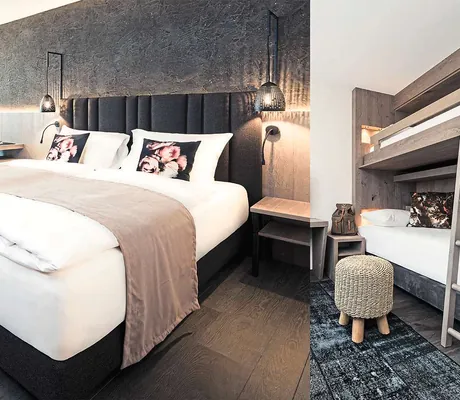 Hotelzimmer mit Doppelbett und Stockbett