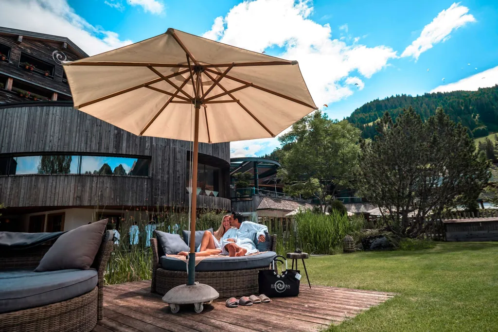 Garten mit Lounge und Sonnenschirm