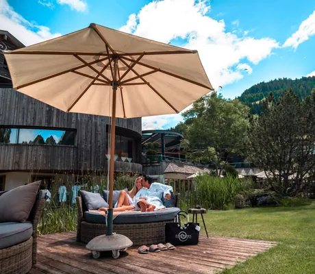 Garten mit Lounge und Sonnenschirm