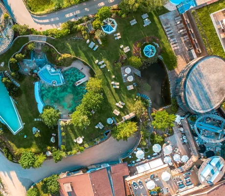 komplette Hotel und Poolanlage