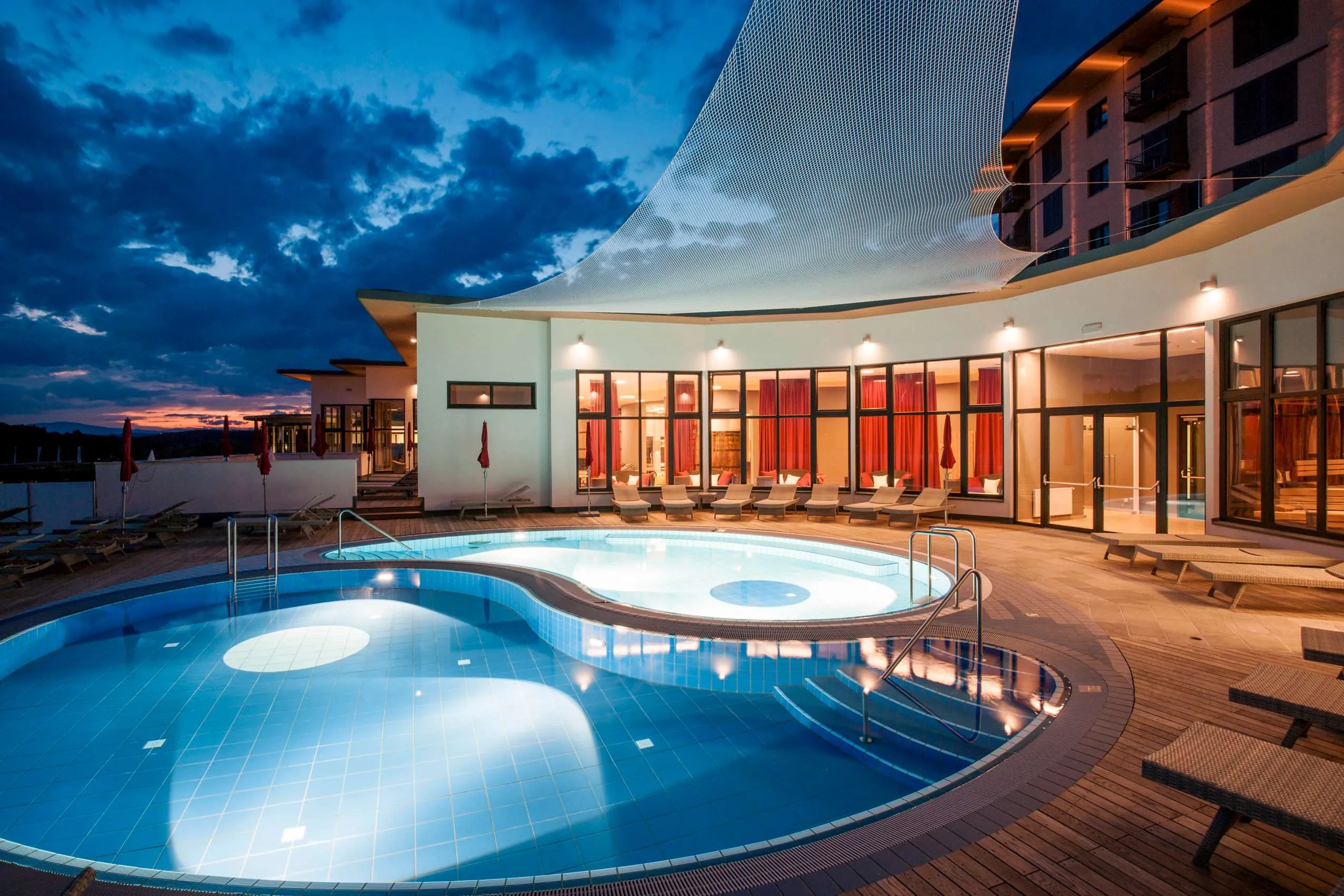 Pool draußen im Dunkeln