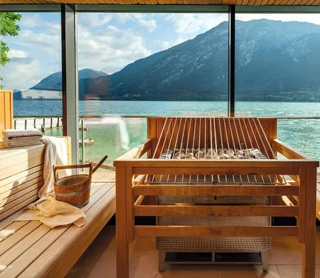 Sauna mit Blick auf den See und die Berge