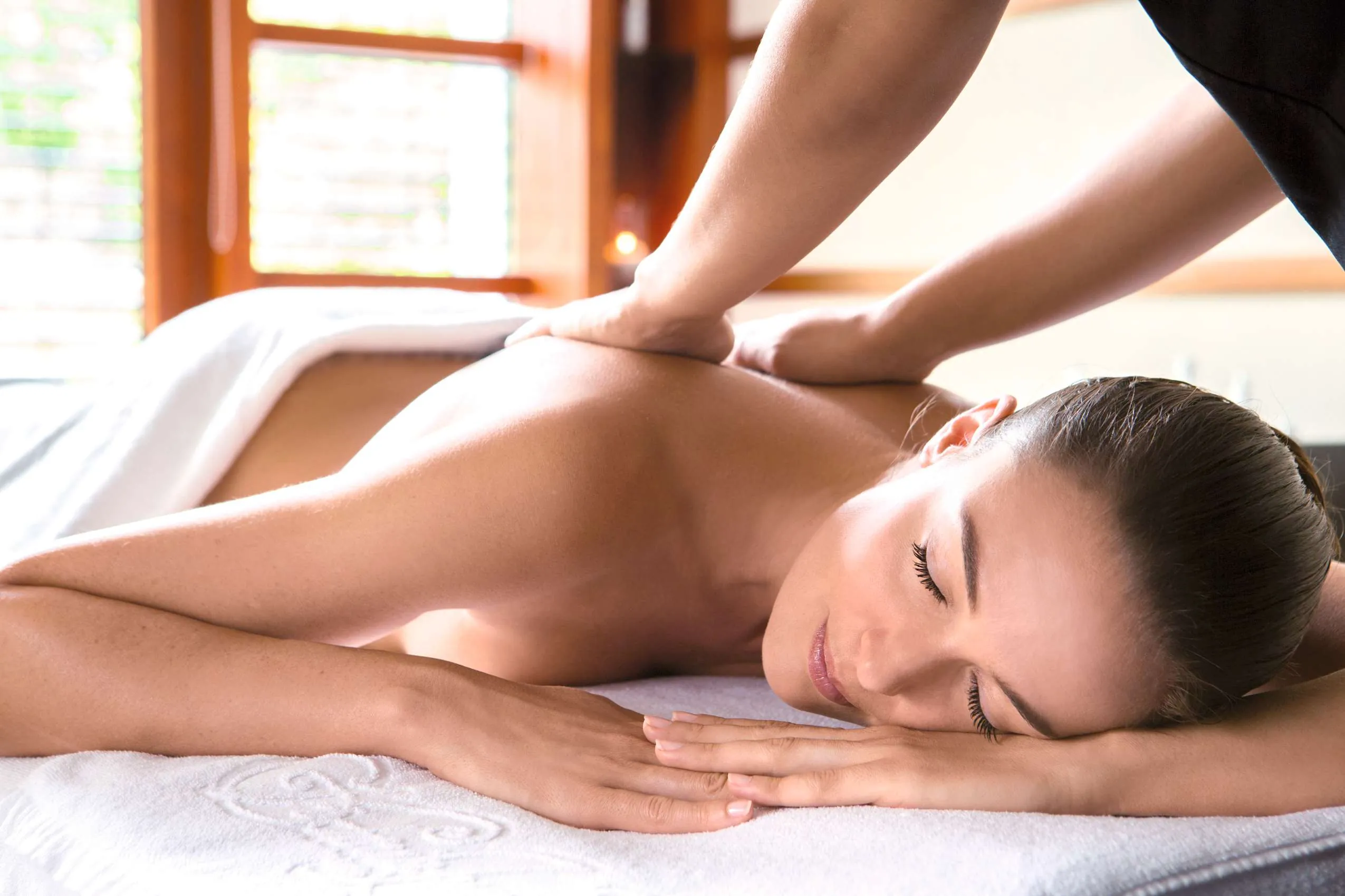 Eine Frau wird massiert
