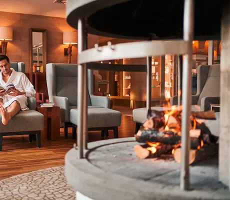 Fürstenhaus_Mann liest entspannt