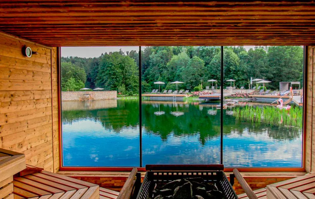 Außergewöhnliche Hotelsaunen: Saunainsel im Hotel Pfalzblick