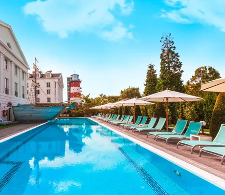 Außenpool_mit_Blick_auf_den_Leuchtturm_Bell_Rock_Rust