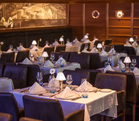 gedeckte_Tische_im_Restaurant_Captains_Finest_Bell_Rock_Rust